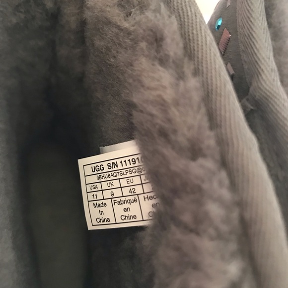UGG CLASSIC SHORT STUD II Size 8
Color: CHRC - Picture 6 of 15